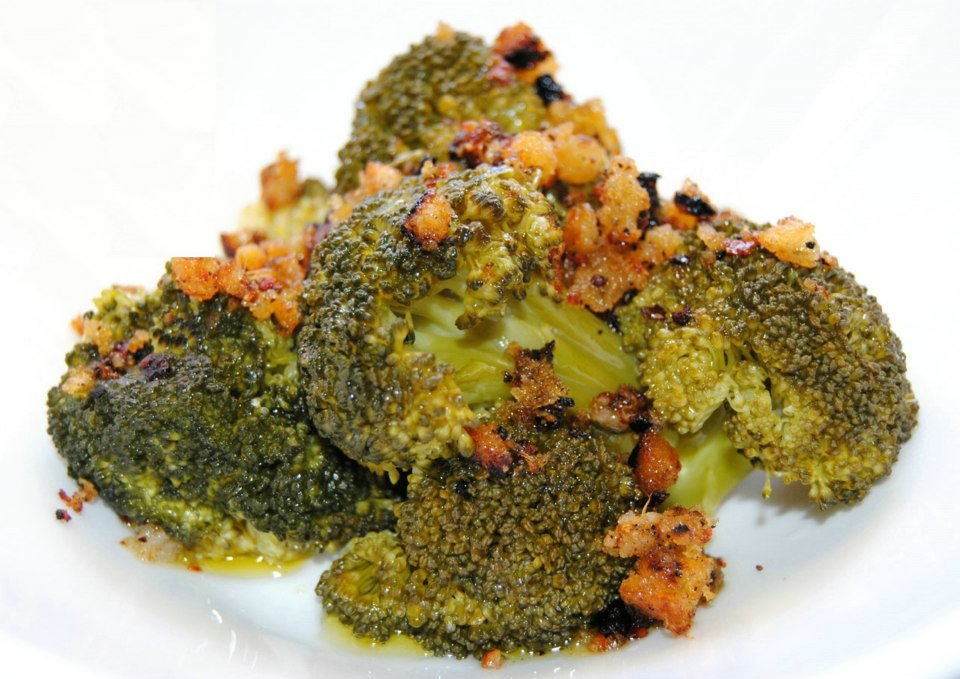 Receta: Brócoli con pangrattato de sésamo, jengibre y chile