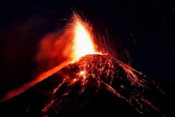 La NASA captura una foto impresionante de un volcán en erupción debajo de la Vía Láctea
